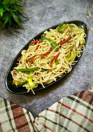 हक्का नूडल्स (झटपट बनने वाले स्टार्टर) रेसिपी मुख्य फोटो
