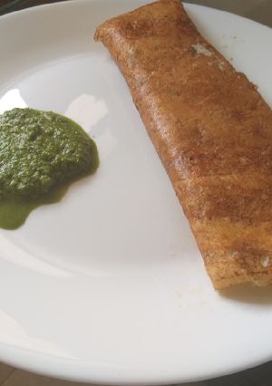 A picture of Masala dosa with potato and coconut chattny.