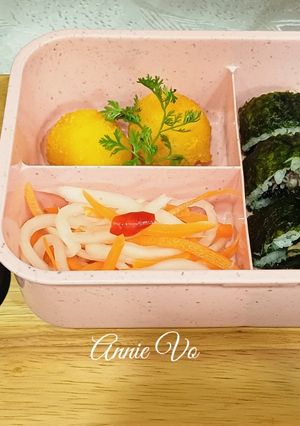 Hình của món Hộp cơm cuộn với thịt ba rọi nướng mè.