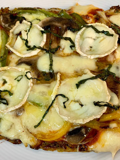 Una foto de Pizza de brócoli con queso de cabra