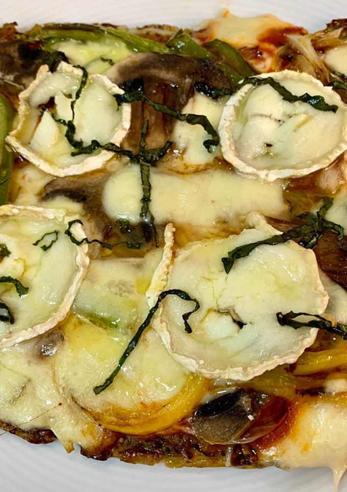 Una foto de Pizza de brócoli con queso de cabra