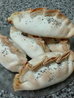 Una foto de Empanadas de cebolla y queso cuartirolo