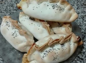 Una foto de Empanadas de cebolla y queso cuartirolo