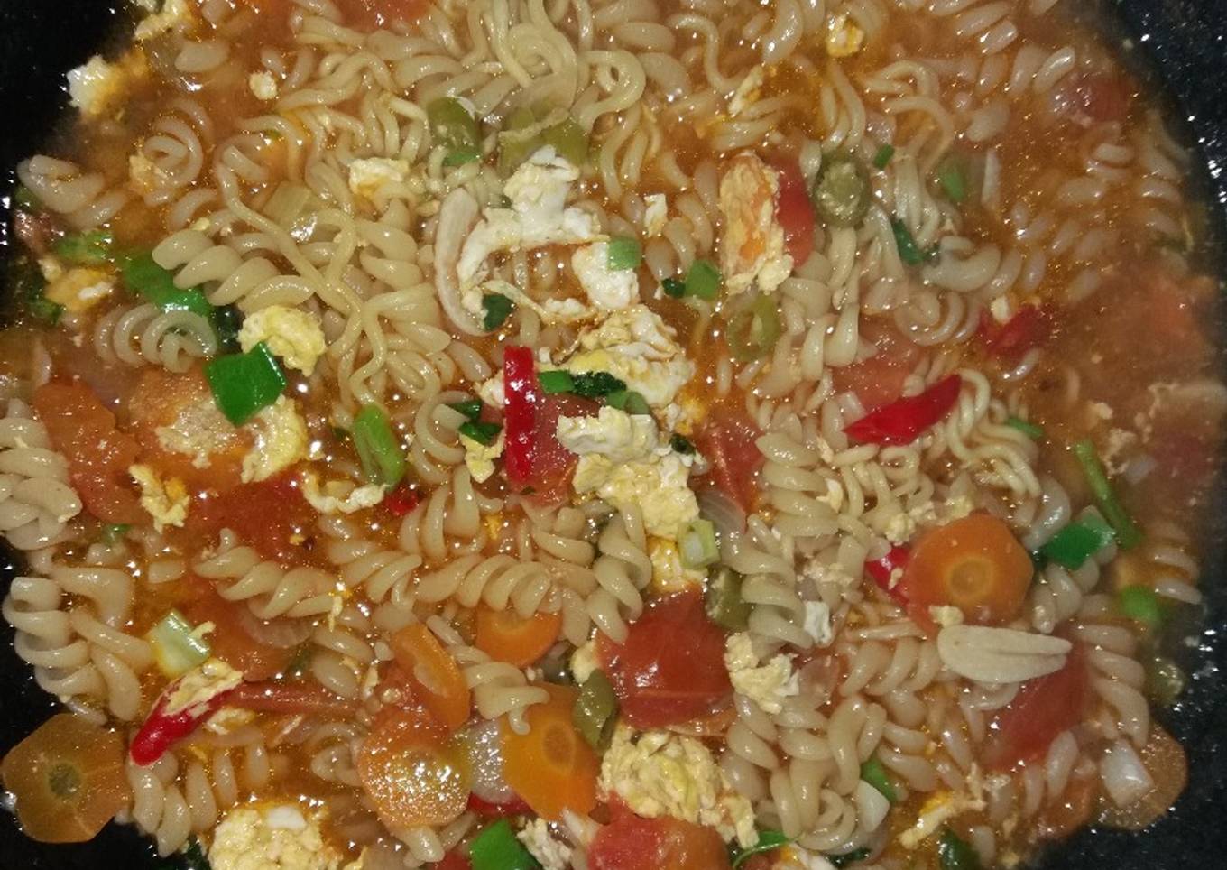 Indomie n macaroni nyemek tomat pedas