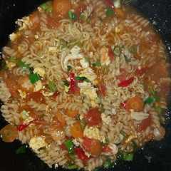 รูปของ Indomie n macaroni nyemek tomat pedas