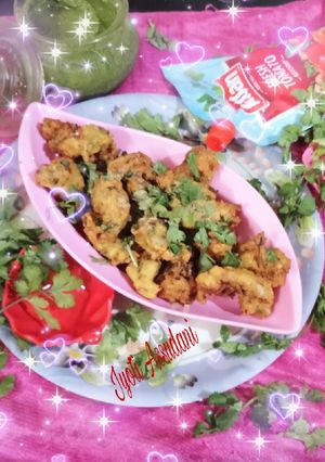 A picture of Leftover Daal Palak Pakoda 😘😘😋😋.