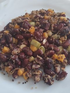Una foto de Salteado alubias rojas con quinoa, calabaza, puerro y jengibre