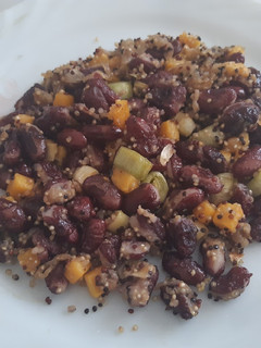 Una foto de Salteado alubias rojas con quinoa, calabaza, puerro y jengibre
