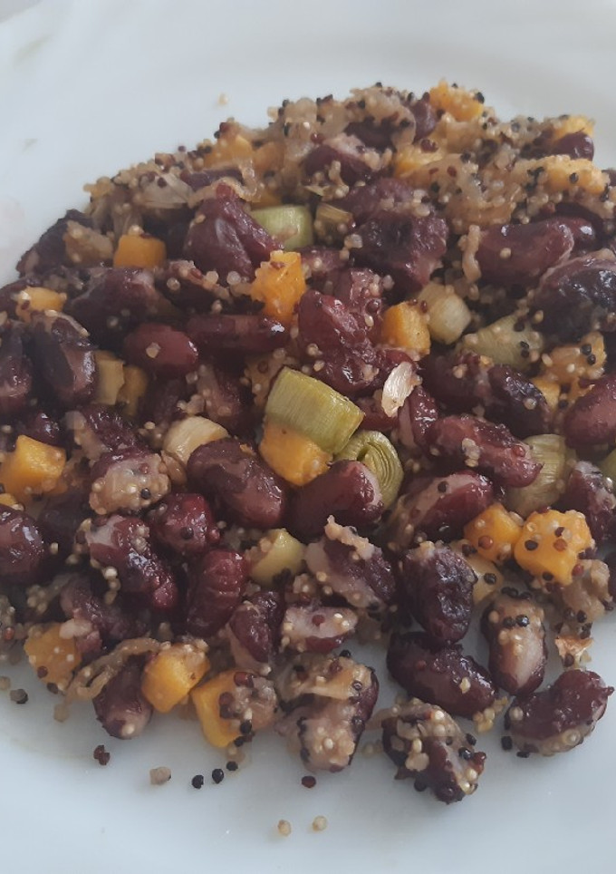 Una foto de Salteado alubias rojas con quinoa, calabaza, puerro y jengibre