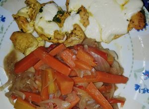 Una foto de Pechugas al curry con zanahorias salteadas