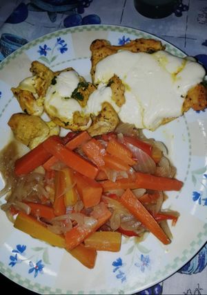 Una foto de Pechugas al curry con zanahorias salteadas