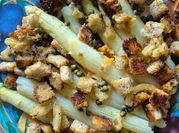 Une photo de sauce pour asperges citron