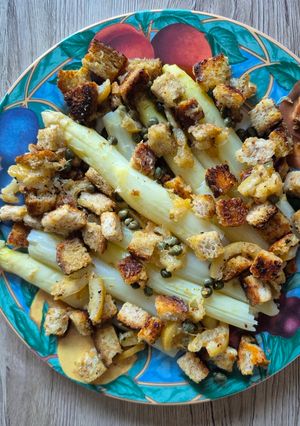 Une photo de Asperges blanches sauce grenobloise