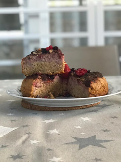 Una foto de Bizcocho de fresas con chocolate