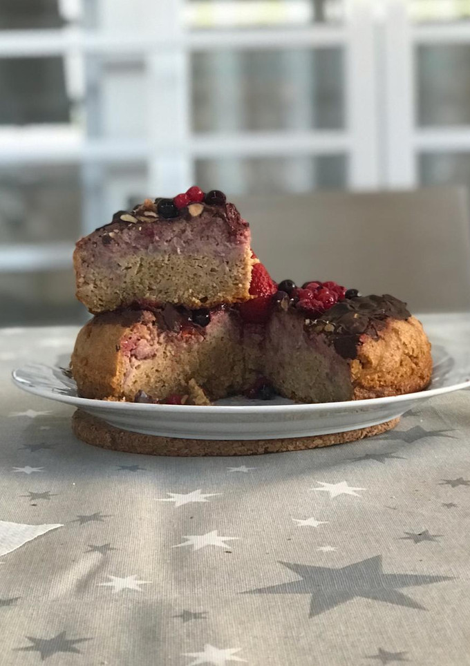 Una foto de Bizcocho de fresas con chocolate