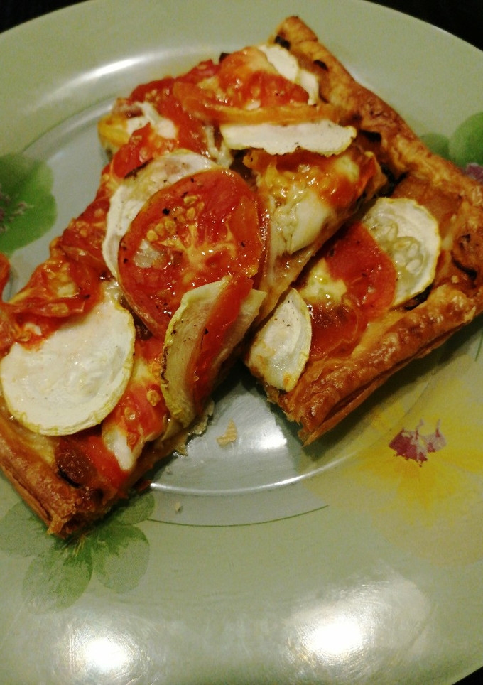 Una foto de Coca de verduras en masa de hojaldre