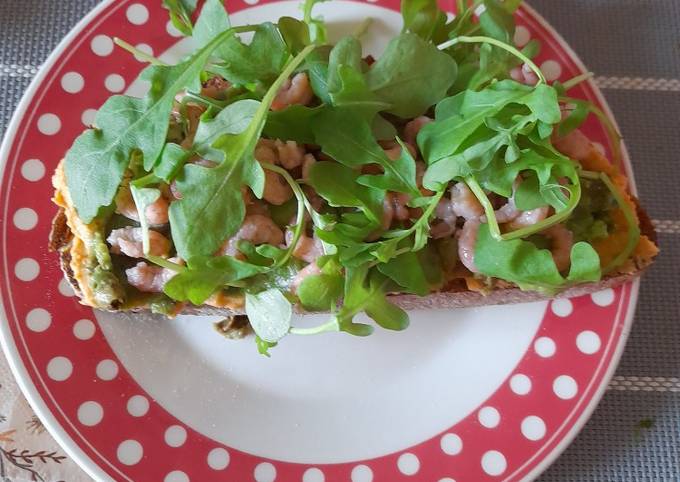 Easy healthy lunch: toast with avocado and shrimps