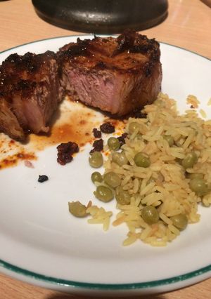 Una foto de Bife grillado con especias y tomate con arroz