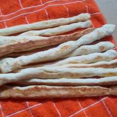 Una foto de Grisines de queso y de cebolla. (súper fácil)