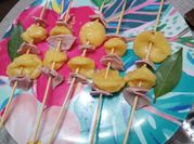 Una foto de brochetas de jamon