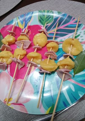Una foto de Brochetas de Queso y Jamón