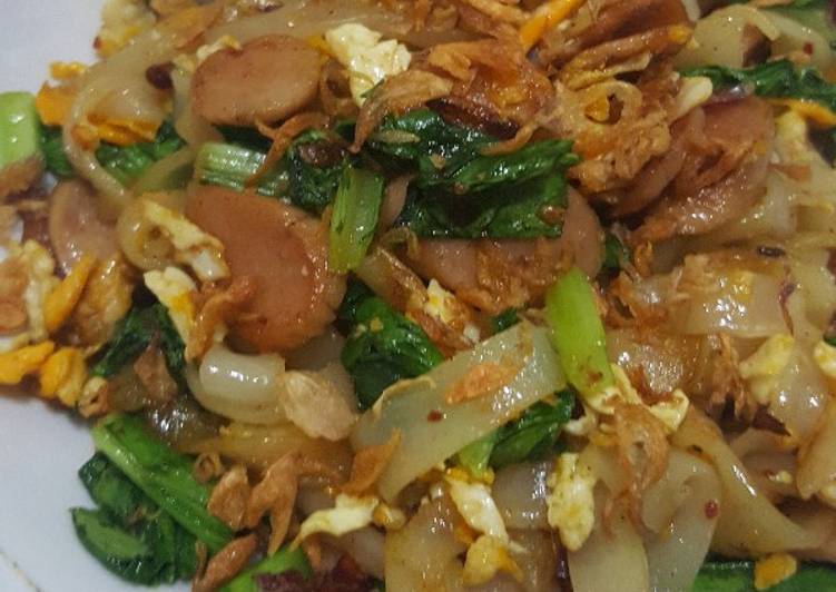 Langkah Mudah Untuk Membuat Kwetiau Goreng Sosis Pedas Simpel Anti Gagal Resep Mie Lezat