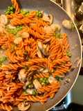 Pasta di lenticchie con piselli, funghi e parmigiano 🫛🍄🧀