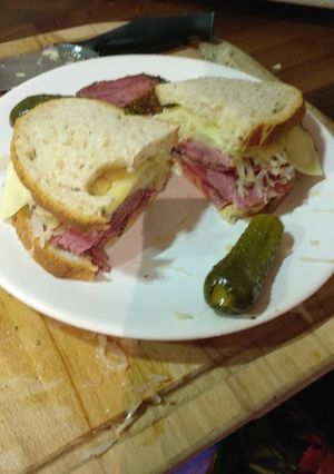 A picture of NEW YORK DELI Corned Beef Rueben.