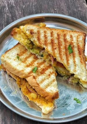પાઉંભાજી સેન્ડવીચ(Pav bhaji Sandwich Recipe in Gujarati) રેસીપી મુખ્ય ફોટો