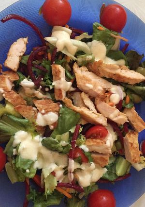 Grillezett csirkemell saláta ágyon, joghurtos, olívaolajos öntettel recept fotója
