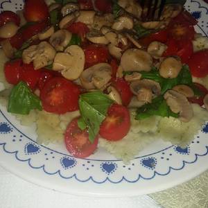 Ravioles de verdura con champignones, tomates cherry y albahaca