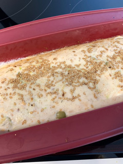 Una foto de Pastel rápido de calabacín, aceitunas y salmón
