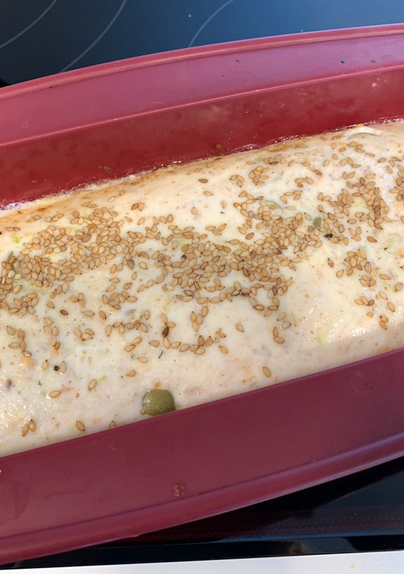 Una foto de Pastel rápido de calabacín, aceitunas y salmón