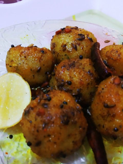 सूजी बॉल्स (suji balls recipe in hindi) रेसिपी मुख्य फोटो