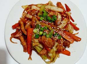 Una foto de Bistec con verdura estilo oriental