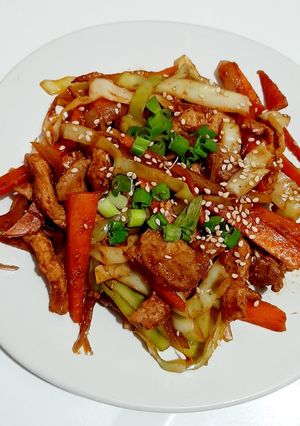 Una foto de Bistec con verdura estilo oriental