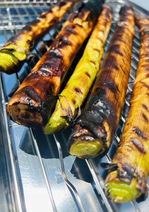 Une photo de Poireaux rôtis au #BBQ et une crème mozza