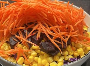 Una foto de Ensalada Col morada y remolacha