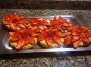 Una foto de tartas individuales de frutillas