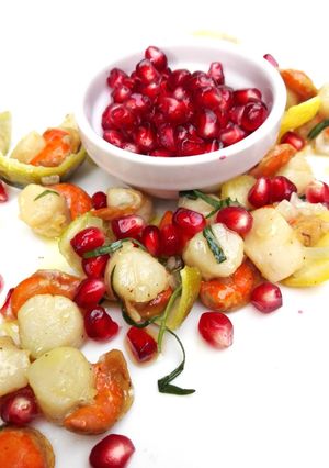 Una foto de Vieiras aromatizadas con cáscaras de limón y lima