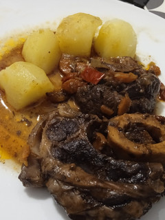 Una foto de Ossobuco al vino tinto en crockpot (olla de cocción lenta)