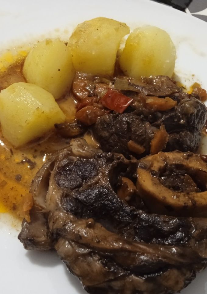 Una foto de Ossobuco al vino tinto en crockpot (olla de cocción lenta)