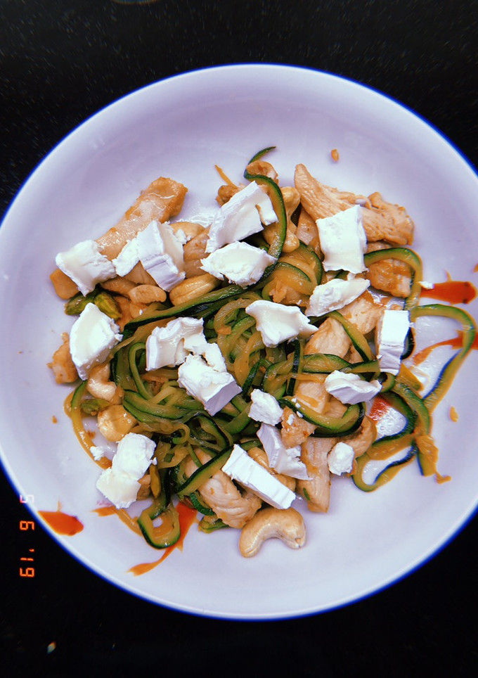 Una foto de Espaguetis de calabacín con pollo y frutos secos