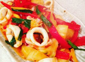 Hình của món Mực xào dứa ớt chuông.