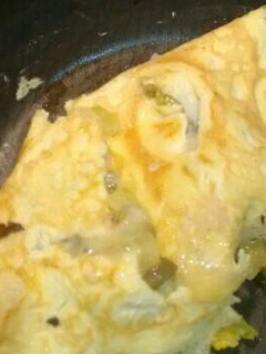 Una foto de Omelette de flor de calabaza y champiñones.ॐ