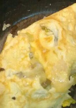 Una foto de Omelette de flor de calabaza y champiñones.ॐ