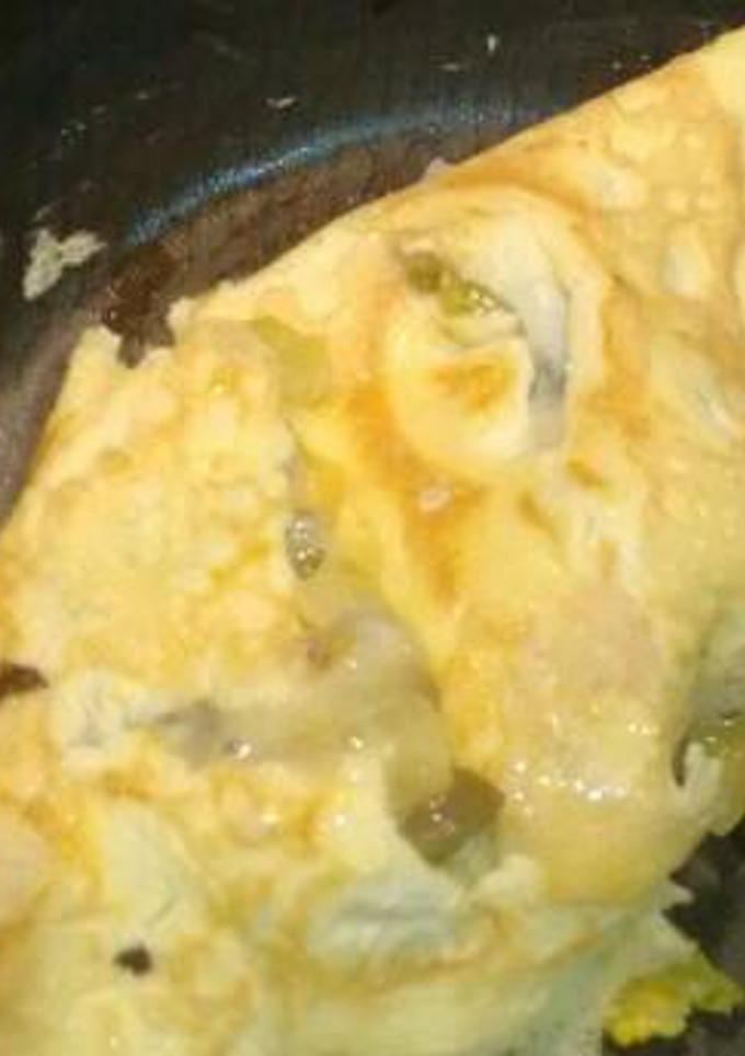Una foto de Omelette de flor de calabaza y champiñones.ॐ