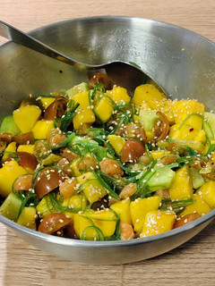 Una foto de Ensalada wakame de salmón ahumado con mango