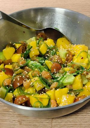 Una foto de Ensalada wakame de salmón ahumado con mango