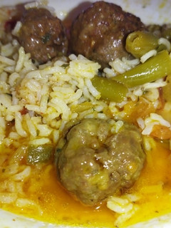 Una foto de Albóndigas en salsa con arroz basmati
